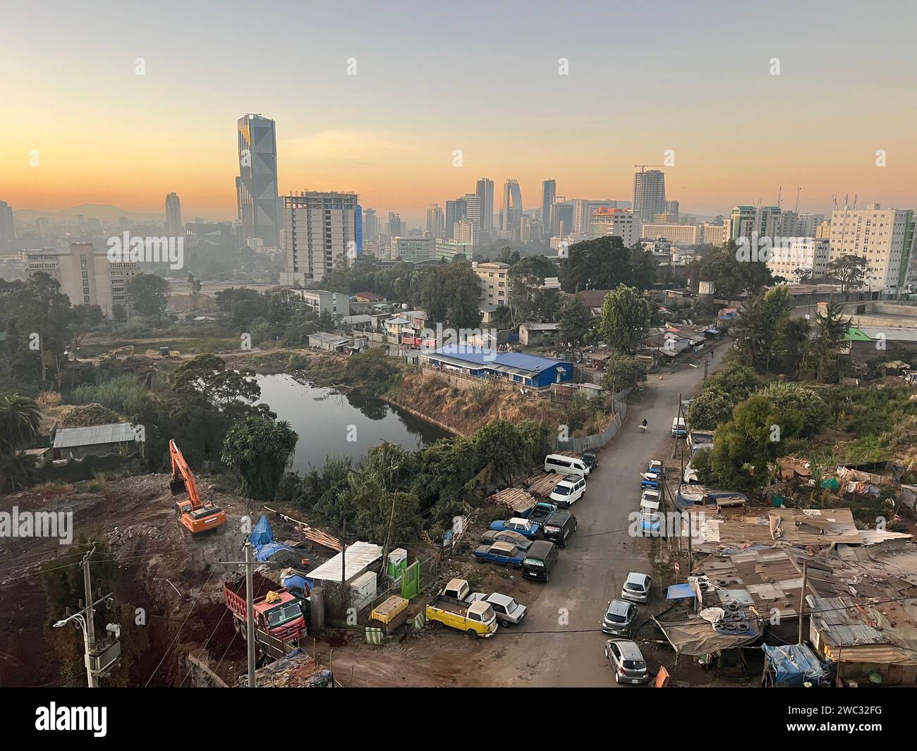 Luftaufnahme der Stadt Addis Abeba, der Hauptstadt Äthiopiens, mit brandneuen Gebäuden und Bauten im Vordergrund, im Stadtzentrum und in den Vororten, Stockfoto