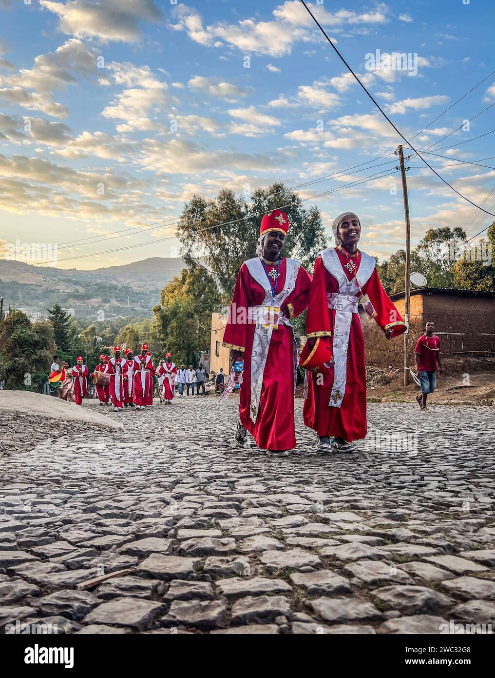 Gondar, Äthiopien, 19. Januar 2023; Gruppe junger orthodoxer Priester, die durch die Straßen von Gondar spazieren und während der Timkat-Feier Gebete singen Stockfoto