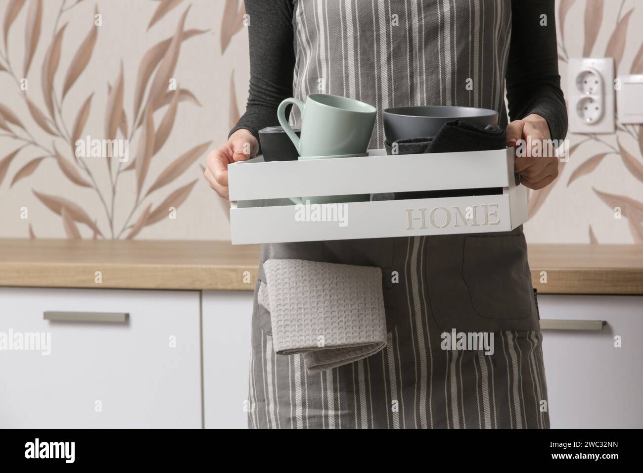 Hausfrau auf Schürze Geschirr aufräumen in Küche, Haushalt, allgemeine Organisation und Entwirrungskonzept Stockfoto