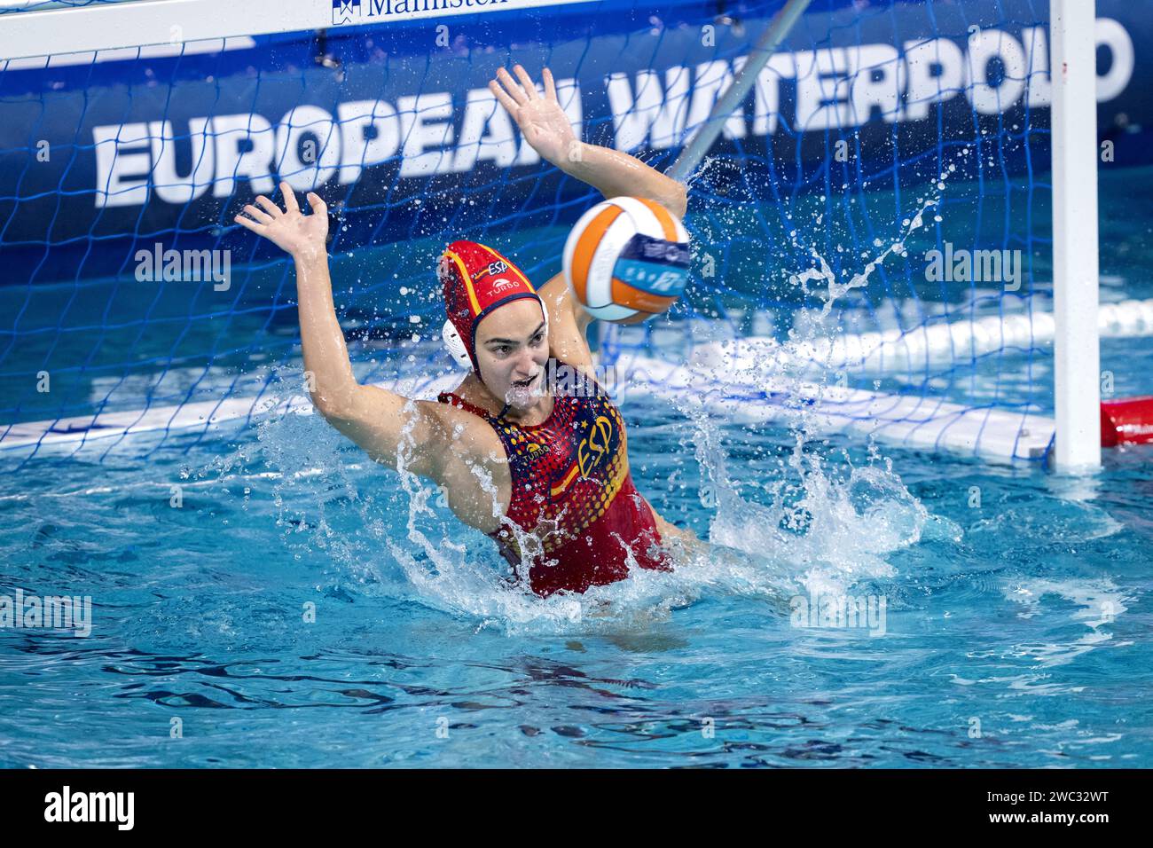 EINDHOVEN - Martina Terre Marti aus Spanien im Finale der Wasserpolo-Europameisterschaft zwischen den Niederlanden und Spanien im Schwimmstadion Pieter van den Hoogenband. ANP-SCHLEIFMASCHINE KONING Stockfoto