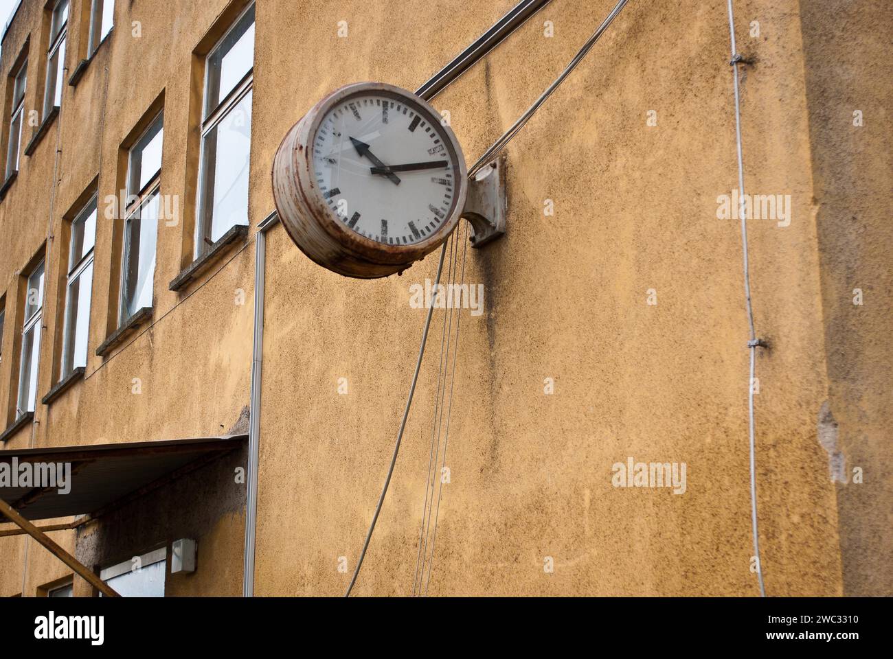 Stagnierende, alte Uhr auf verfallenem Gebäude, Symbol der Vergänglichkeit, des Vergehens der Zeit, des Alterns, der Notwendigkeit einer Renovierung, Verfall, Leerstand, Mecklenburg-Western Stockfoto