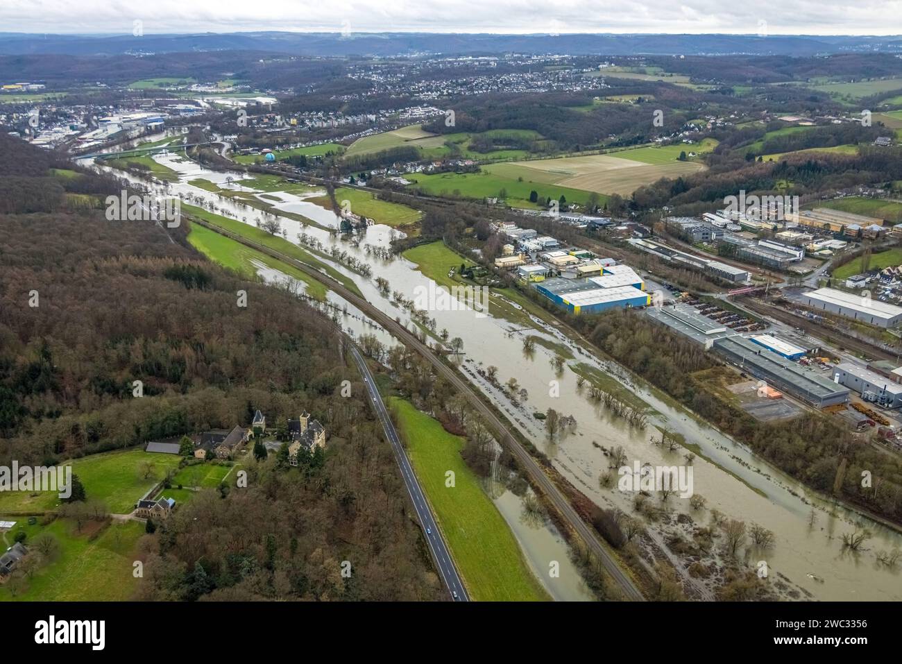 Luftbild, Ruhrhochwasser, Weihnachtshochwasser 2023, Fluss Ruhr tritt nach starken Regenfällen über die Ufer, Überschwemmungsgebiet an der Wetterstraße mit dem Schloss Mallinckrodt, Blick zur Neuen Ruhrbrücke Wetter, Gewerbegebiet Wengern-Ost, Westende, Herdecke, Ruhrgebiet, Nordrhein-Westfalen, Deutschland ACHTUNGxMINDESTHONORARx60xEURO *** Luftansicht, Ruhrflut, Weihnachtsflut 2023, Ruhrflut überquert nach starkem Regen sein Ufer, Hochwassergebiet auf Wetterstraße mit Schloss Mallinckrodt, Blick auf die neue Ruhrbrücke Wetter, Gewerbegebiet Wengern Ost, Westende, Herdecke, Ruhrgebiet, Nort Stockfoto