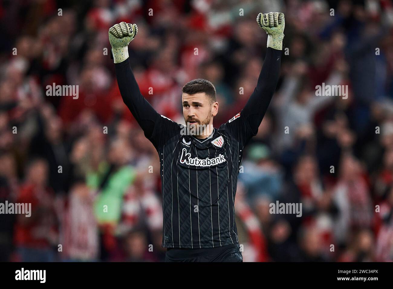 Unai Simon vom Athletic Club reagiert auf das LaLiga EA Sports Match zwischen Athletic Club und Real Sociedad im San Mames Stadium am 13. Januar 2024 in Bilbao. Quelle: Cesar Ortiz Gonzalez/Alamy Live News Stockfoto