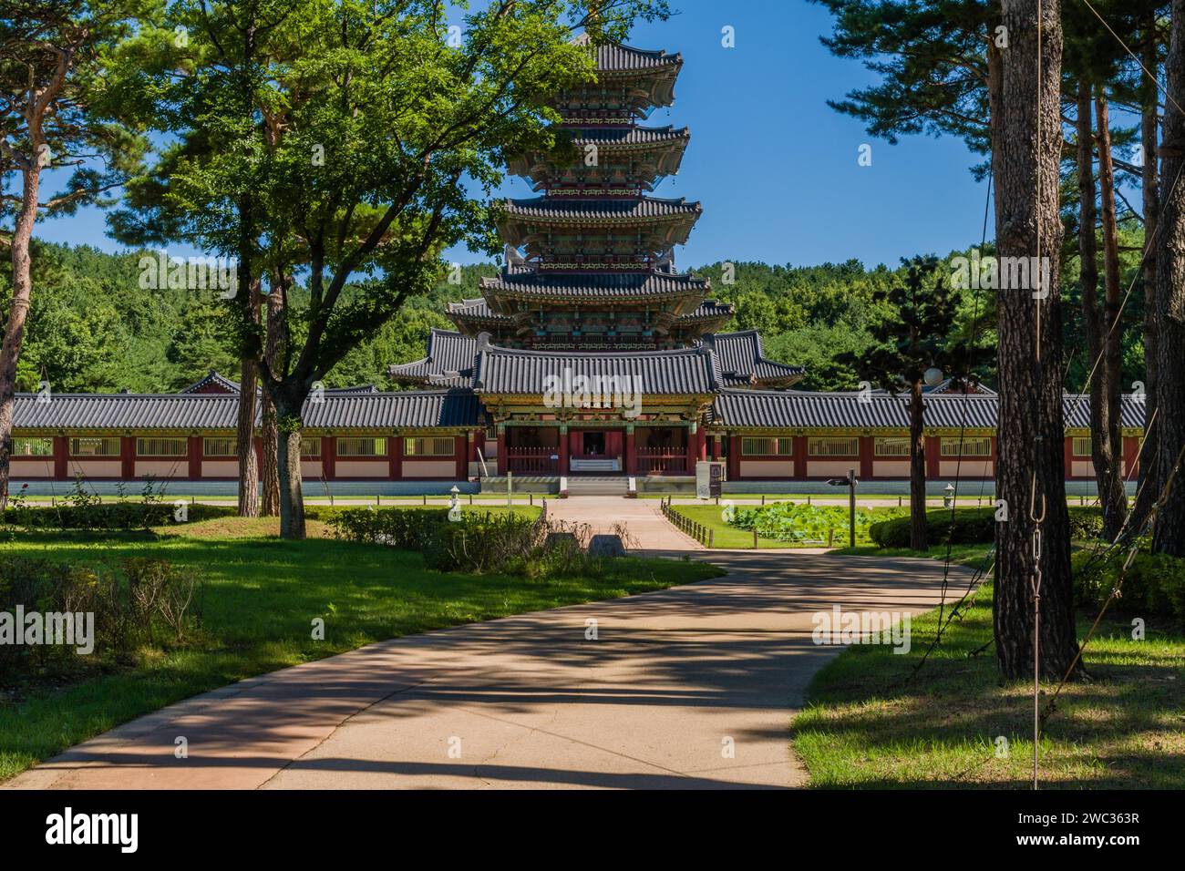 Buyeo, Südkorea, 7. Juli 2018: Bürgersteig führt zum Haupttor des Neungsa Baekje Tempels mit fünfstöckiger Pagode Stockfoto