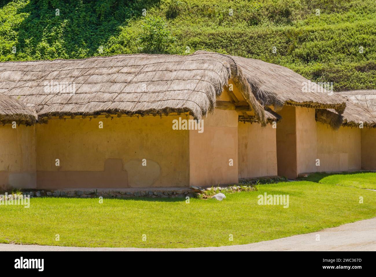 Gebäude mit Strohstrohdach im öffentlichen Park Stockfoto