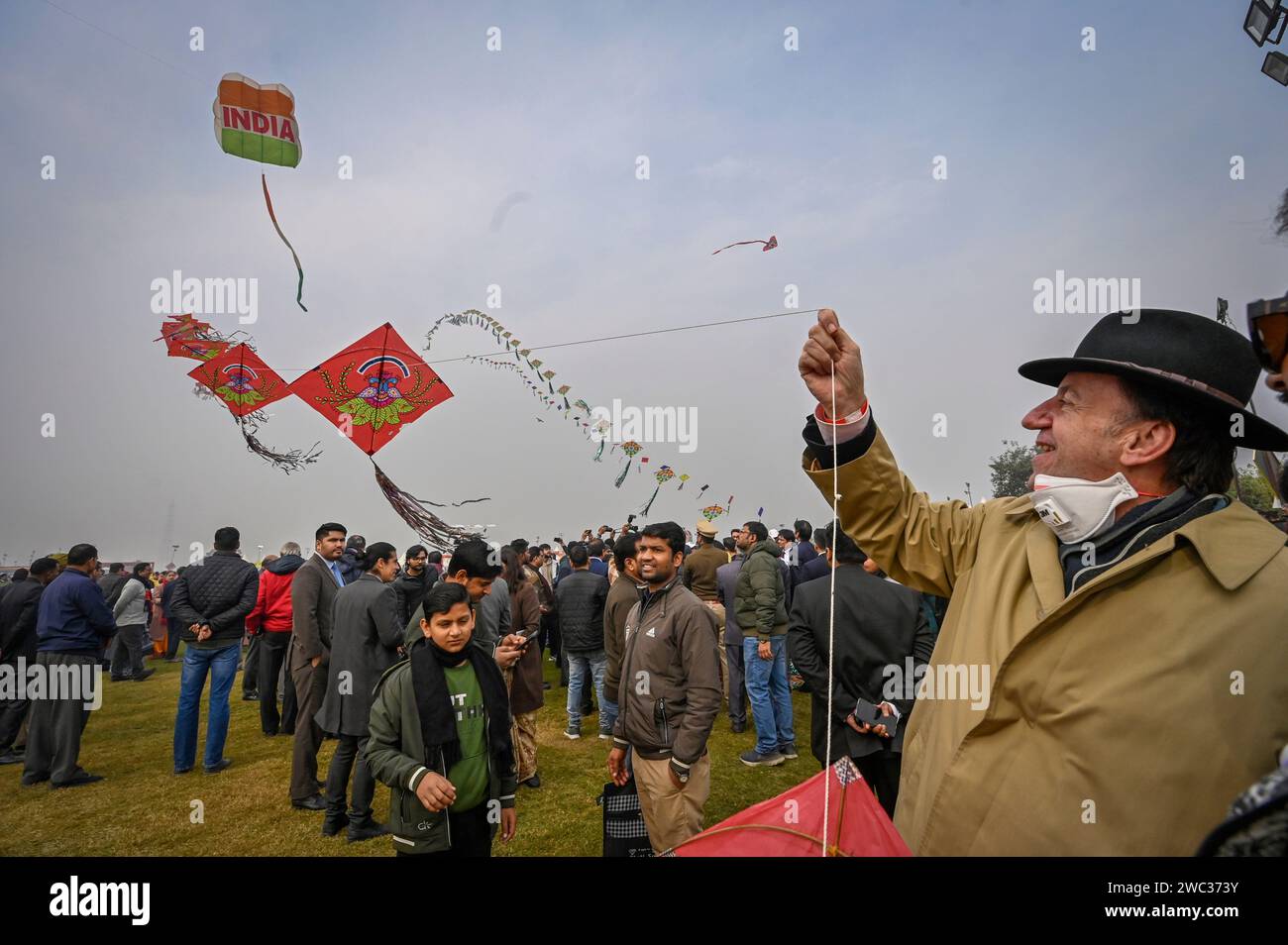 NEW DELHI, INDIEN - 13. JANUAR: Menschen, die während des ersten internationalen Drachenfestes „Patang Utsav“ in Baansera, dem ersten Bambus-Themenpark der Stadt in Sarai Kale Khan am Ufer des Flusses Yamuna, am 13. Januar 2024 in Neu-Delhi, Indien, Drachen fliegen. Das zweitägige Festival wird von der Entwicklungsbehörde Delhi (DDA) organisiert und wird über 30 professionelle Kitisten aus Rajasthan, Sikkim, Maharashtra, Karnataka, Punjab, Lakshadweep und Gujarat zeigen ihre Kunst. Drachen in verschiedenen Formen, Größen und Farben. (Foto: Raj K Raj/Hindustan Times/SIPA USA ) Stockfoto