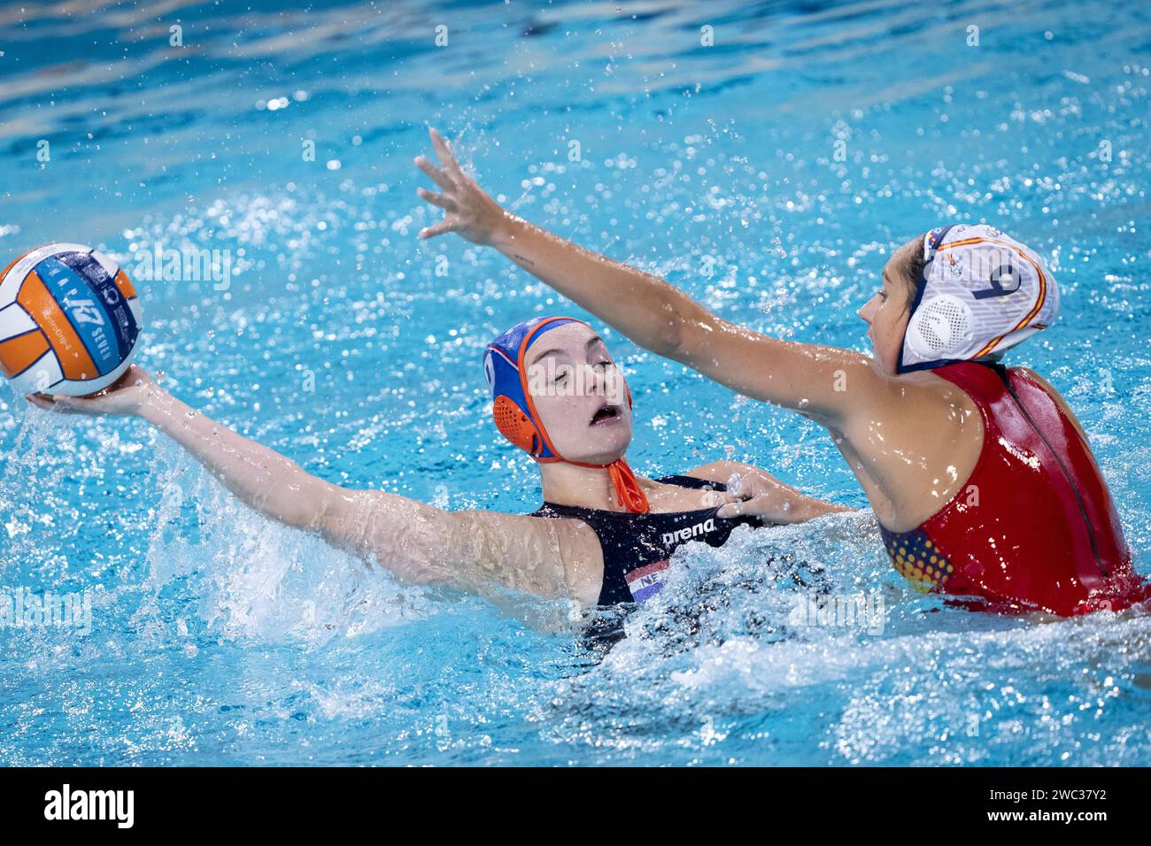 EINDHOVEN - Lieke Rogge aus den Niederlanden und Judith Forca Ariza aus Spanien im Finale der Wasserpolo-Europameisterschaft zwischen den Niederlanden und Spanien im Pieter van den Hoogenband Schwimmstadion. ANP-SCHLEIFMASCHINE KONING Stockfoto