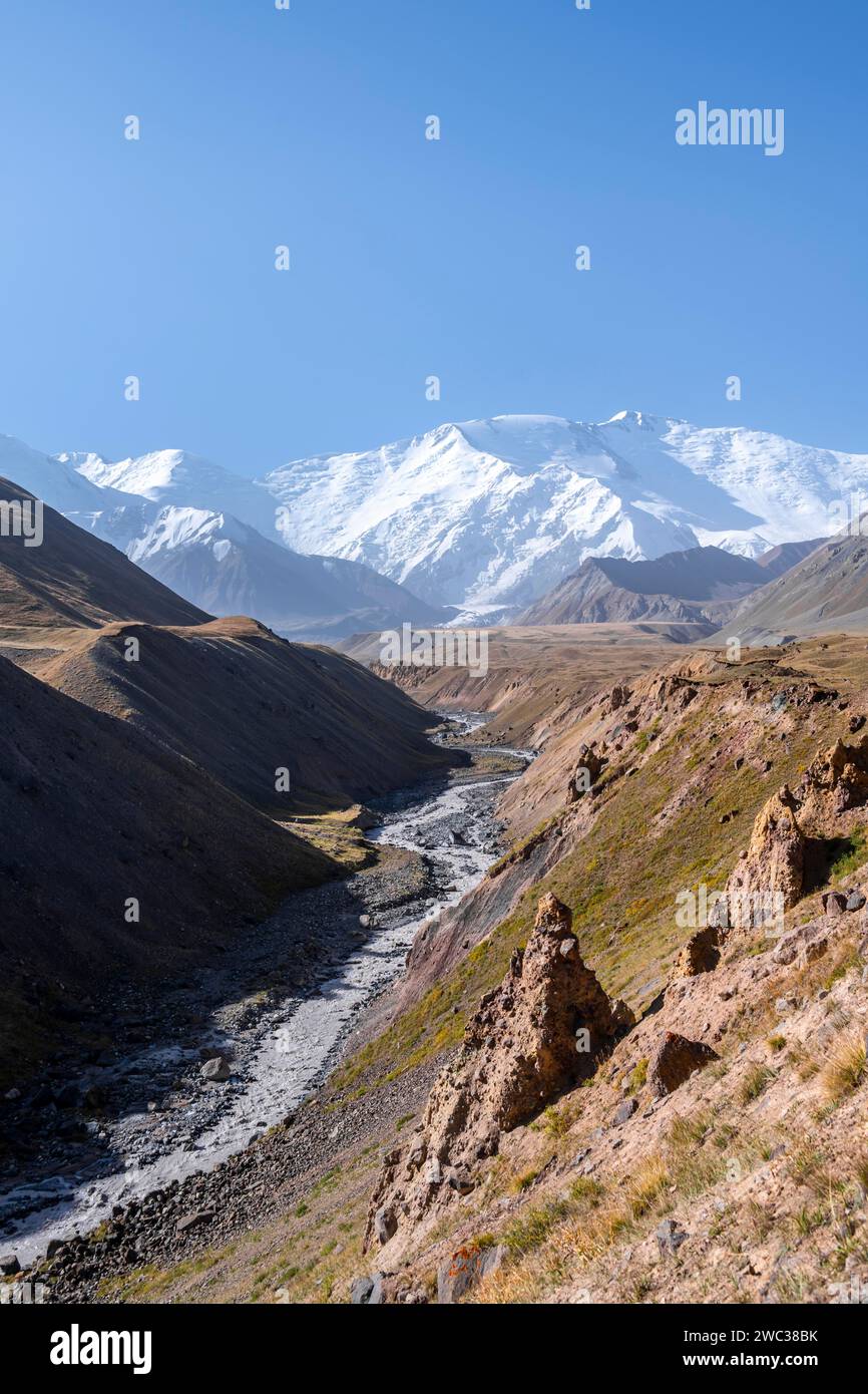 Tal mit Fluss Achik Tash zwischen hohen Bergen, Berglandschaft mit Gipfel Pik Lenin, Provinz Osh, Kirgisistan Stockfoto