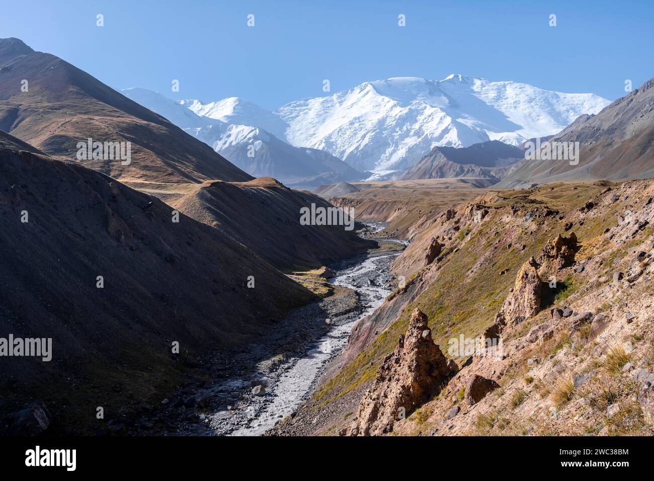 Tal mit Fluss Achik Tash zwischen hohen Bergen, Berglandschaft mit Gipfel Pik Lenin, Provinz Osh, Kirgisistan Stockfoto