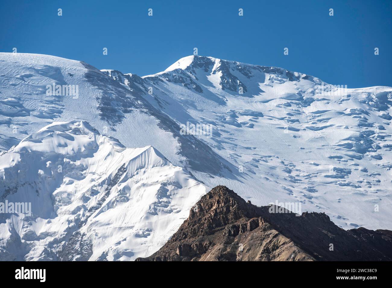 Gletscher und Schnee, Berg und Gipfel des Lenin Peak, Provinz Osh, Kirgisistan Stockfoto