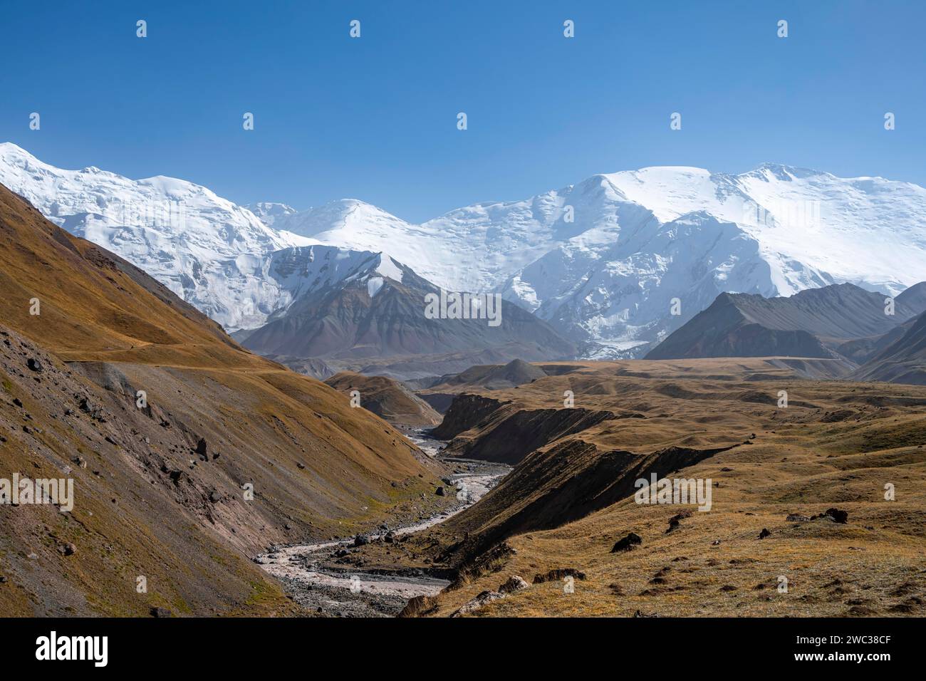 Tal mit Fluss Achik Tash zwischen hohen Bergen, Berglandschaft mit Gipfel Pik Lenin, Provinz Osh, Kirgisistan Stockfoto