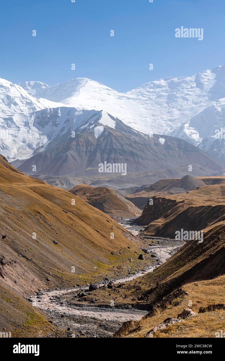 Tal mit Fluss Achik Tash zwischen hohen Bergen, Berglandschaft mit Gipfel Pik Lenin, Provinz Osh, Kirgisistan Stockfoto
