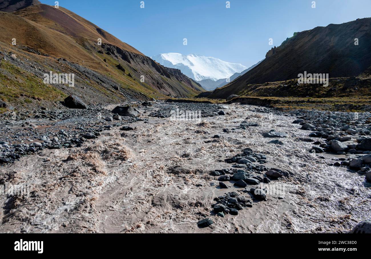 Tal mit Fluss Achik Tash zwischen hohen Bergen, Berglandschaft mit Gipfel Pik Lenin, Provinz Osh, Kirgisistan Stockfoto