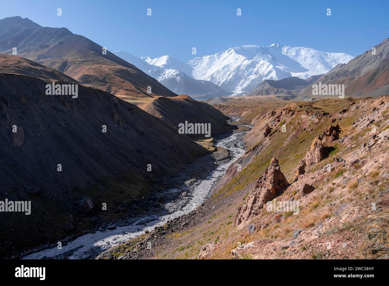 Tal mit Fluss Achik Tash zwischen hohen Bergen, Berglandschaft mit Gipfel Pik Lenin, Provinz Osh, Kirgisistan Stockfoto