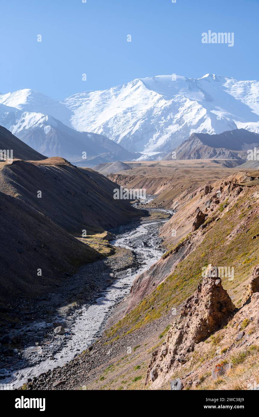 Tal mit Fluss Achik Tash zwischen hohen Bergen, Berglandschaft mit Gipfel Pik Lenin, Provinz Osh, Kirgisistan Stockfoto