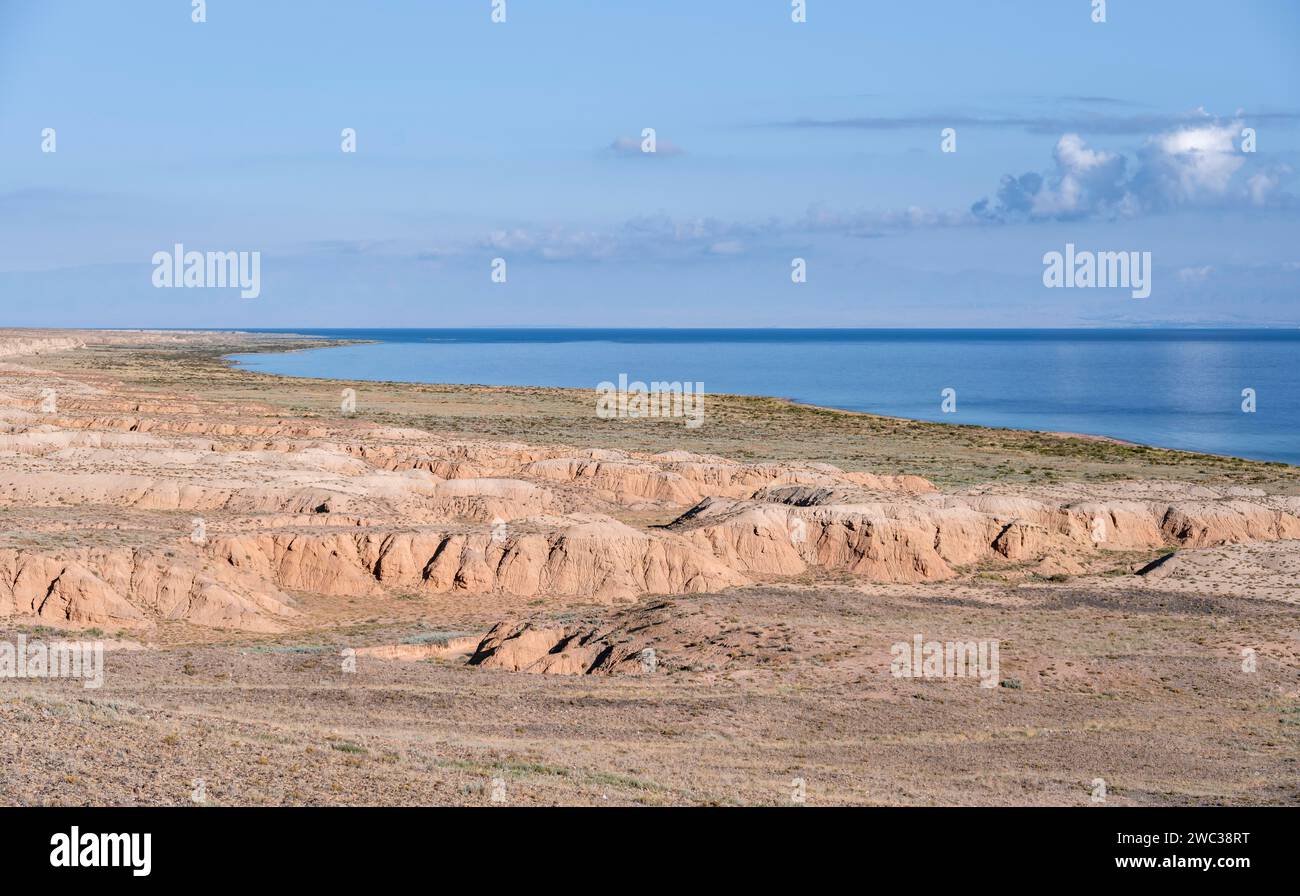 See hinter Canyons und erodierten Hügeln, Badlands, Tal der vergessenen Flüsse, in der Nähe von Bokonbayevo, Yssykkoel, Kirgisistan Stockfoto