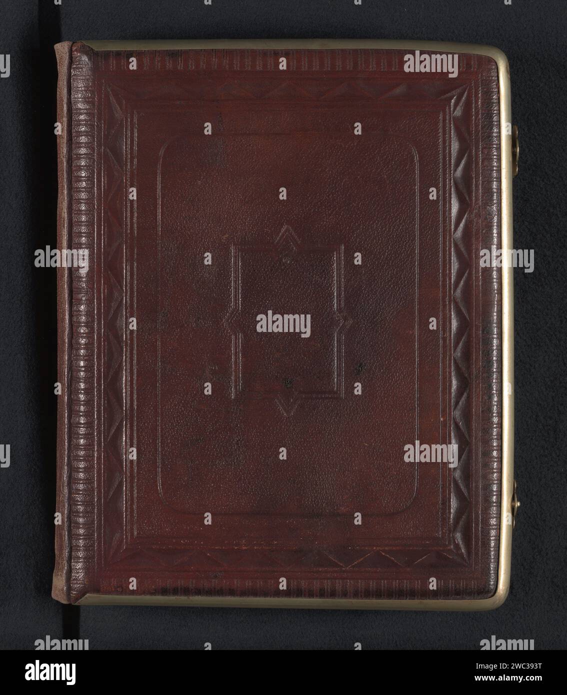 Niederländisches Fotoalbum mit 120 Fotos, darunter von niederländischen Politikern, Anonym, verschiedene Hersteller, 1868 Fotoalbum mit 120 Cartes-de-Visiting auf 30 Seiten, in Passepartouts gerahmt mit gebürstetem Rand. Dargestellt sind Porträts bekannter und unbekannter Männer, Frauen und Kinder. Auf den meisten Fotos ist ein (hinter-)Name auf dem Album-Magazin vermerkt, vermutlich von der porträtierten Person. Es gibt auch oft Namen auf den Versos der Cartes-de Vision, die mit den Namen auf den Albumblättern übereinstimmen. Die porträtierte Person ist mit 11 Fotos bekannt; in diesen Fällen handelt es sich um niederländische Poli Stockfoto