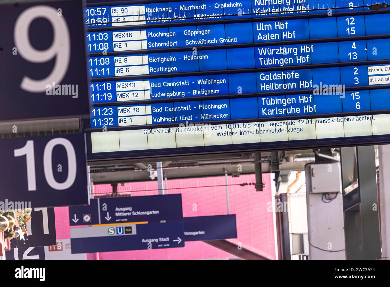 Streik der zugführergewerkschaft GDL, nur wenige Züge fahren drei Tage lang. Informationstafel mit Streikankündigung am Stuttgarter Hauptbahnhof Stockfoto