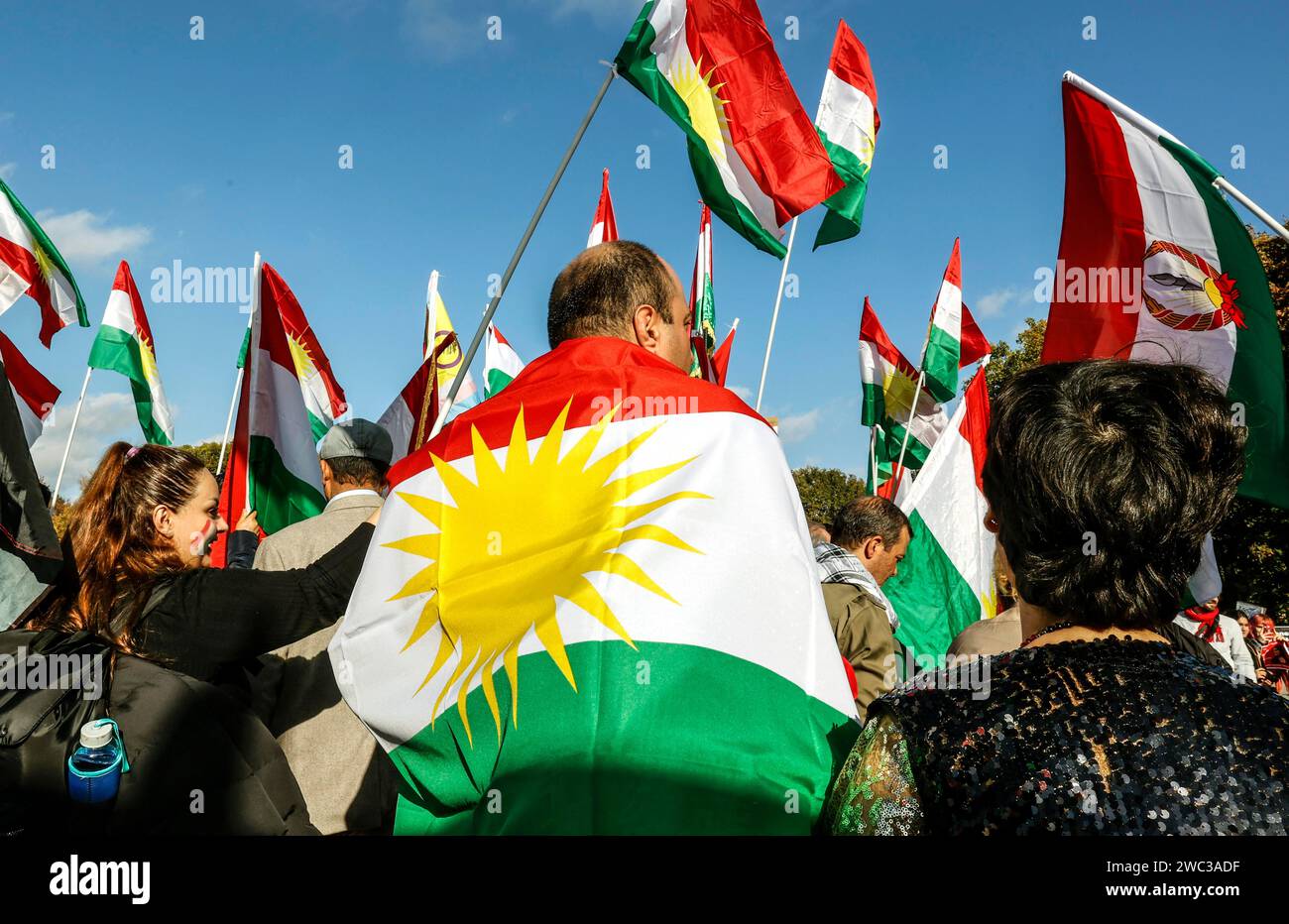 Tausende Iraner demonstrieren in Berlin, um die Proteste im Iran zu unterstützen. Die Demonstration wurde vom Frauenkollektiv „Woman Life Freedom“ einberufen. Stockfoto