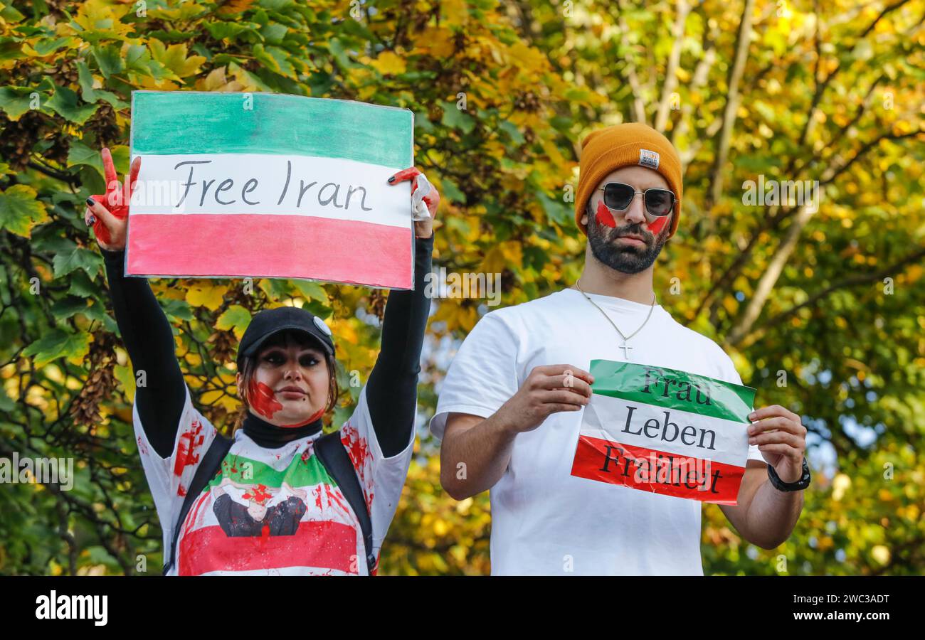 Tausende Iraner demonstrieren in Berlin, um die Proteste im Iran zu unterstützen. Die Demonstration wurde vom Frauenkollektiv „Woman Life Freedom“ einberufen Stockfoto