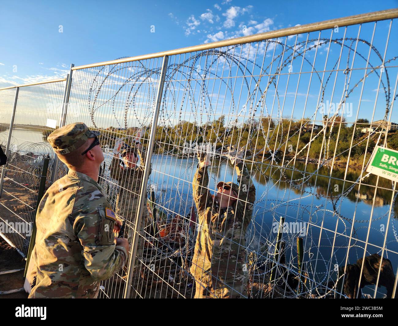 Eagle Pass, Usa. Dezember 2023. Die Nationalgarde der Texas Army befestigt am 19. Dezember 2023 in Eagle Pass, Texas, einen temporären Zaun, der den Zugang zum Rio Grande an der texanisch-mexikanischen Grenze abschließt. Die Soldaten handeln auf Befehl des Gouverneurs von Texas im Rahmen der staatlich geförderten Operation Lone Star. Quelle: 1SG Suzanne Ringle/Texas National Guard/Alamy Live News Stockfoto