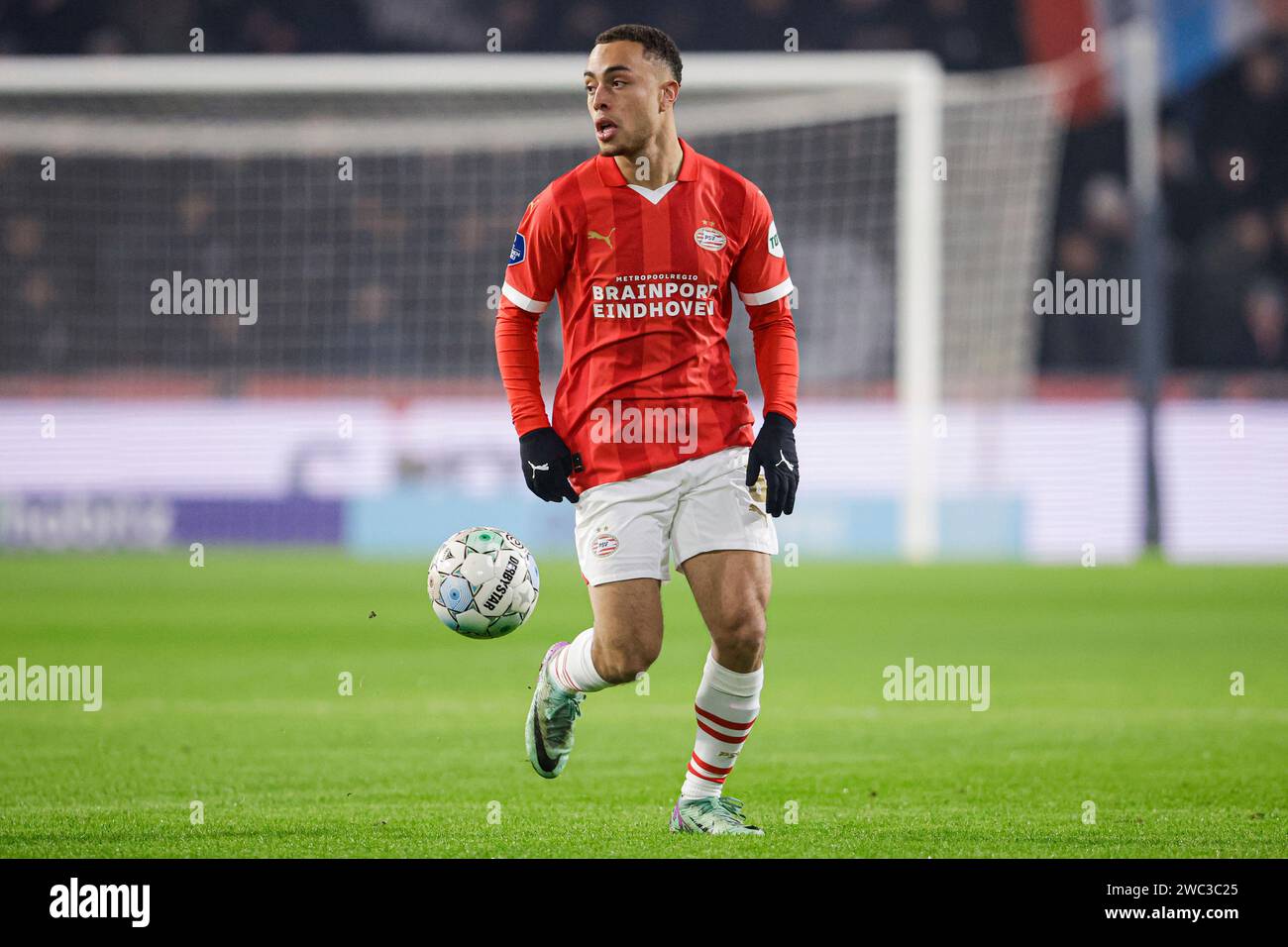 Eindhoven, Niederlande. Januar 2024. EINDHOVEN, NIEDERLANDE - 13. JANUAR: Sergino Dest von PSV dribbelt während des niederländischen Eredivisie-Spiels zwischen PSV und Excelsior im Philips Stadion am 13. Januar 2024 in Eindhoven, Niederlande. (Foto: Broer van den Boom/Orange Pictures) Credit: dpa/Alamy Live News Stockfoto