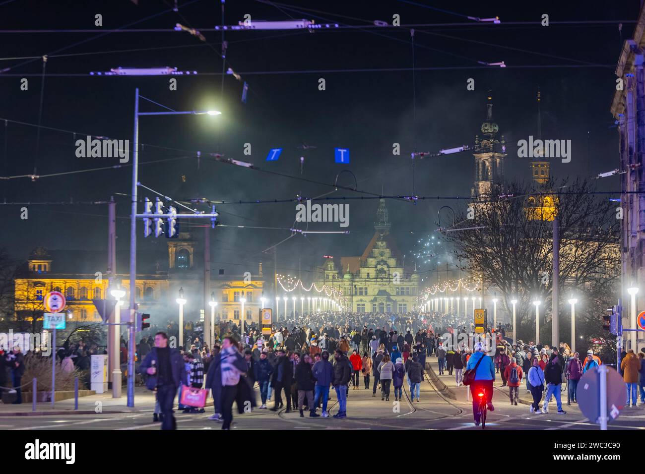 Silvester in der Dresdner Altstadt erweist sich die Augustusbrücke schließlich als Fußgängerzone mit direktem Fußweg zur Neustadt Stockfoto