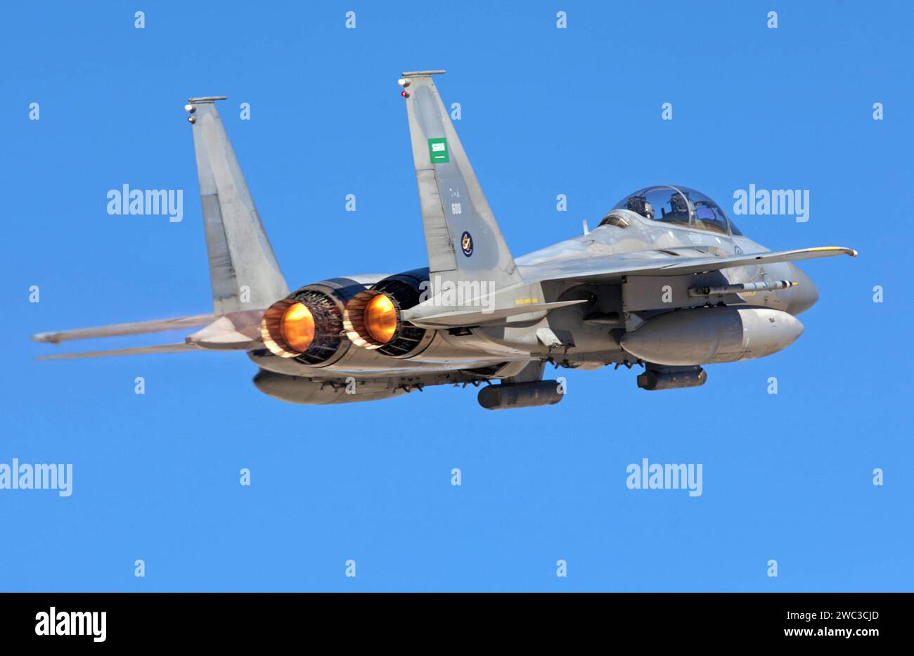 Ein Kampfflugzeug der Royal Saudi Air Force RSAF vom Typ McDonnell Douglas F-15S Strike Eagle startete von der Nellis Air Force Base in Nevada, USA. Ein Kampfflugzeug der Royal Saudi Air Force RSAF vom Typ McDonnell Douglas F-15S Strike Eagle startete von der Nellis Air Force Base in Nevada, USA. *** Ein Jagdflugzeug der Royal Saudi Air Force RSAF McDonnell Douglas F 15S Strike Eagle startet von der Nellis Air Force Base in Nevada, USA Ein Jagdflugzeug der Royal Saudi Air Force RSAF McDonnell Douglas F 15S Strike Eagle startet von der Nellis Air Force Base in Nevada, USA Stockfoto