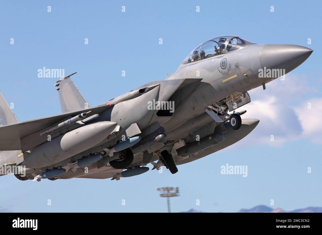 Ein Kampfflugzeug der Royal Saudi Air Force RSAF vom Typ McDonnell Douglas F-15S Strike Eagle startete von der Nellis Air Force Base in Nevada, USA. Ein Kampfflugzeug der Royal Saudi Air Force RSAF vom Typ McDonnell Douglas F-15S Strike Eagle startete von der Nellis Air Force Base in Nevada, USA. *** Ein Jagdflugzeug der Royal Saudi Air Force RSAF McDonnell Douglas F 15S Strike Eagle startet von der Nellis Air Force Base in Nevada, USA Ein Jagdflugzeug der Royal Saudi Air Force RSAF McDonnell Douglas F 15S Strike Eagle startet von der Nellis Air Force Base in Nevada, USA Stockfoto