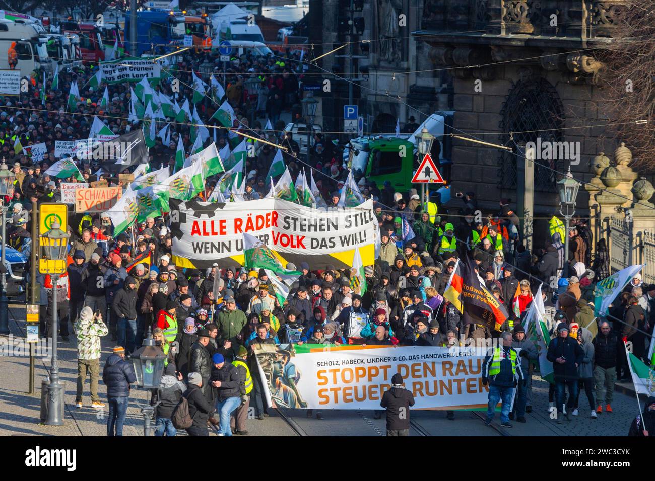 Tausende demonstrieren auf dem Schlossplatz in Dresden und marschieren