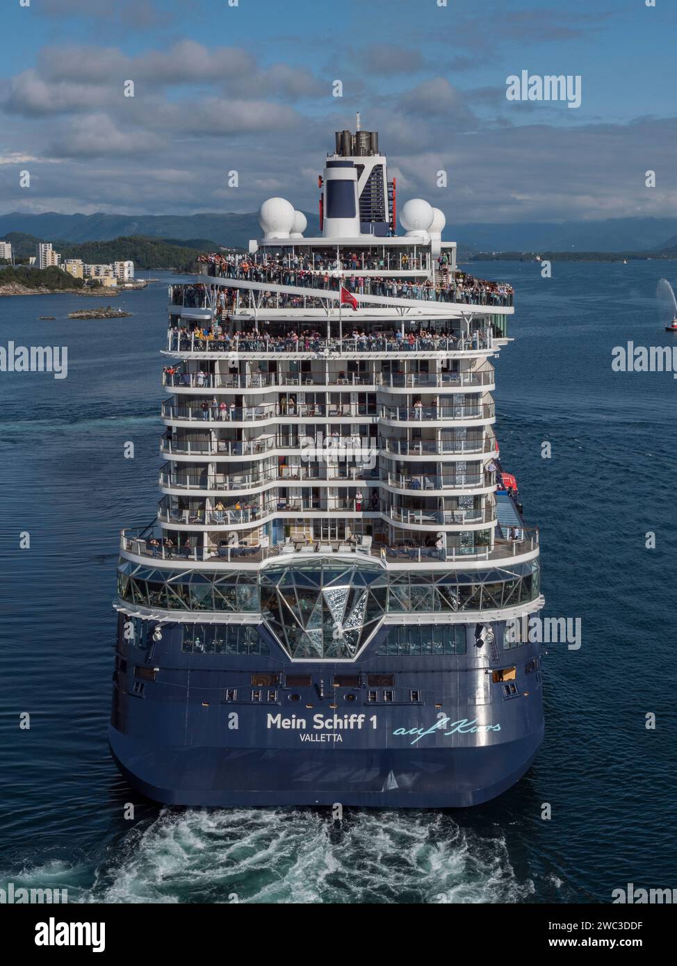 Passagiere auf dem Heck von mein Schiff 1, während es von Alesund, Norwegen, abfährt. Stockfoto