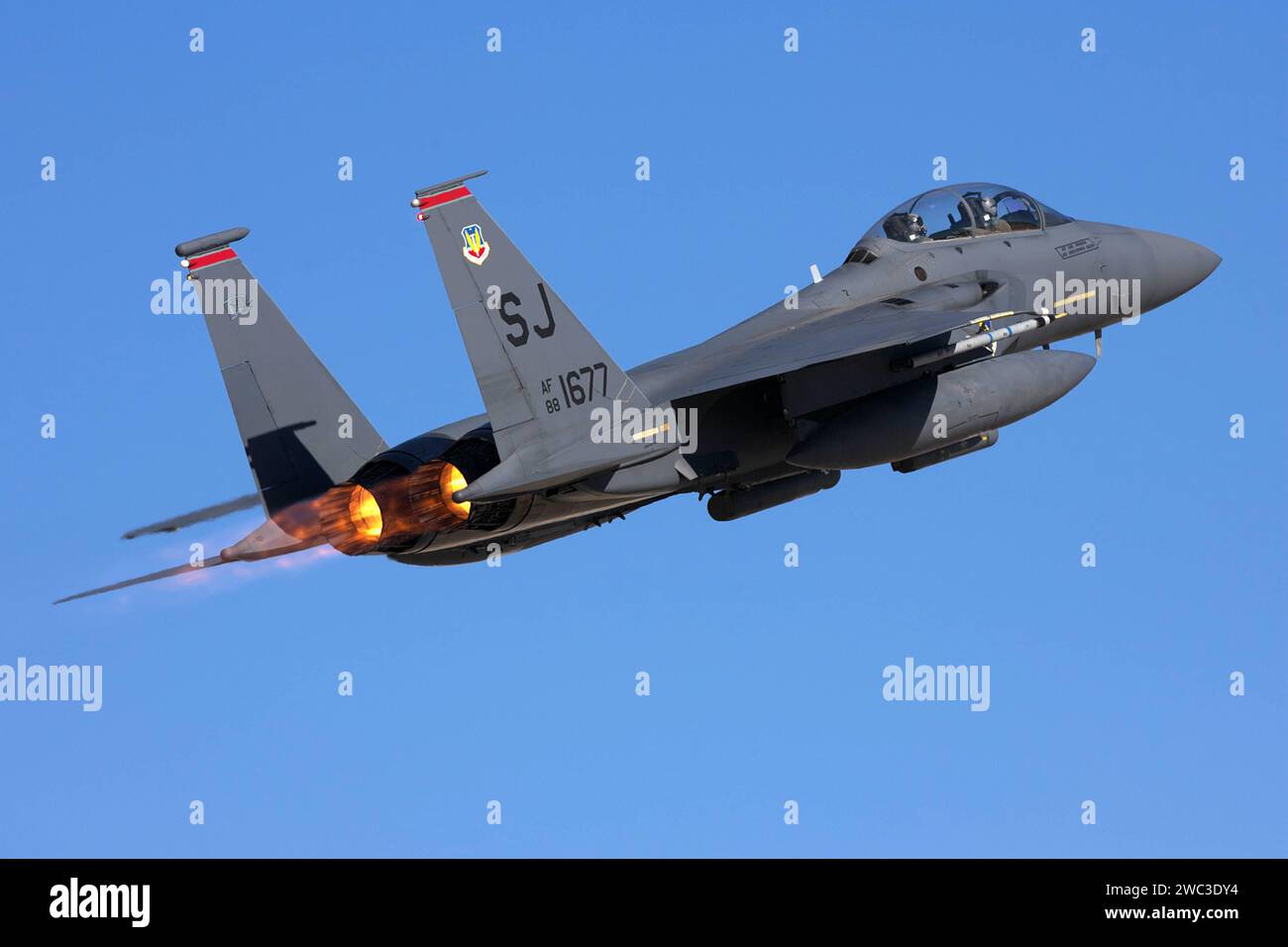 Ein US-amerikanisches Kampfflugzeug der US Air Force USAF vom Typ McDonnell Douglas F-15E Strike Eagle startete von der Nellis Air Force Base in Nevada, USA. Ein US-amerikanisches Kampfflugzeug der US Air Force USAF vom Typ McDonnell Douglas F-15E Strike Eagle startete von der Nellis Air Force Base in Nevada, USA. *** A US Air Force USAF McDonnell Douglas F 15E Strike Eagle Jagdflugzeug startet von der Nellis Air Force Base in Nevada, USA Ein US Air Force USAF McDonnell Douglas F 15E Strike Eagle Jagdflugzeug startet von der Nellis Air Force Base in Nevada, USA Stockfoto