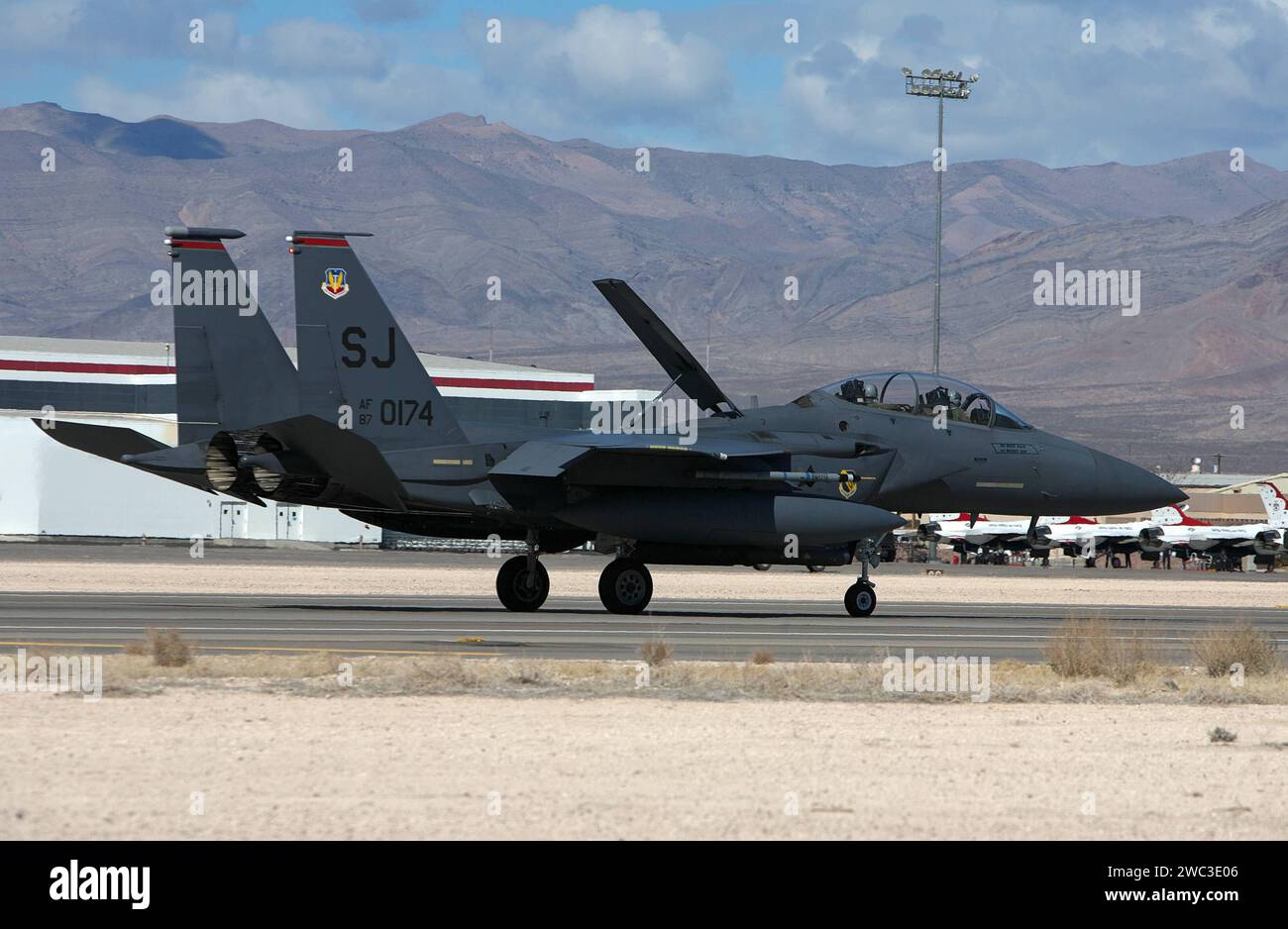 Ein US-amerikanisches Kampfflugzeug der US Air Force USAF vom Typ McDonnell Douglas F-15E Strike Eagle landet auf der Nellis Air Force Base in Nevada, USA. Ein US-amerikanisches Kampfflugzeug der US Air Force USAF vom Typ McDonnell Douglas F-15E Strike Eagle landet auf der Nellis Air Force Base in Nevada, USA. *** A US Air Force USAF McDonnell Douglas F 15E Strike Eagle Jagdflugzeuge landen auf der Nellis Air Force Base in Nevada, USA Ein US Air Force USAF McDonnell Douglas F 15E Strike Eagle Jagdflugzeug landet auf der Nellis Air Force Base in Nevada, USA Stockfoto