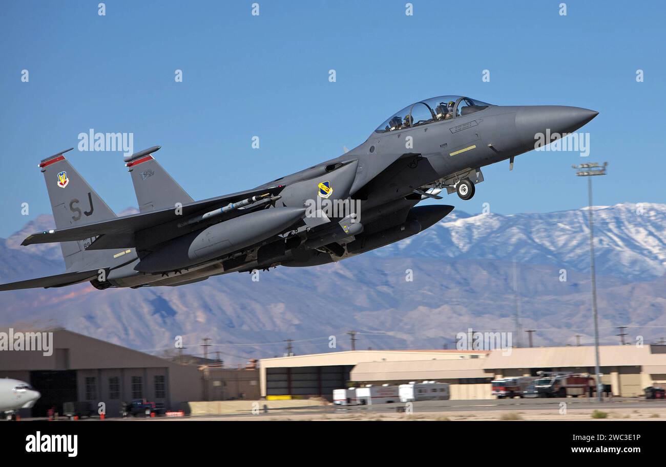 Ein US-amerikanisches Kampfflugzeug der US Air Force USAF vom Typ McDonnell Douglas F-15E Strike Eagle startete von der Nellis Air Force Base in Nevada, USA. Ein US-amerikanisches Kampfflugzeug der US Air Force USAF vom Typ McDonnell Douglas F-15E Strike Eagle startete von der Nellis Air Force Base in Nevada, USA. *** A US Air Force USAF McDonnell Douglas F 15E Strike Eagle Jagdflugzeug startet von der Nellis Air Force Base in Nevada, USA Ein US Air Force USAF McDonnell Douglas F 15E Strike Eagle Jagdflugzeug startet von der Nellis Air Force Base in Nevada, USA Stockfoto