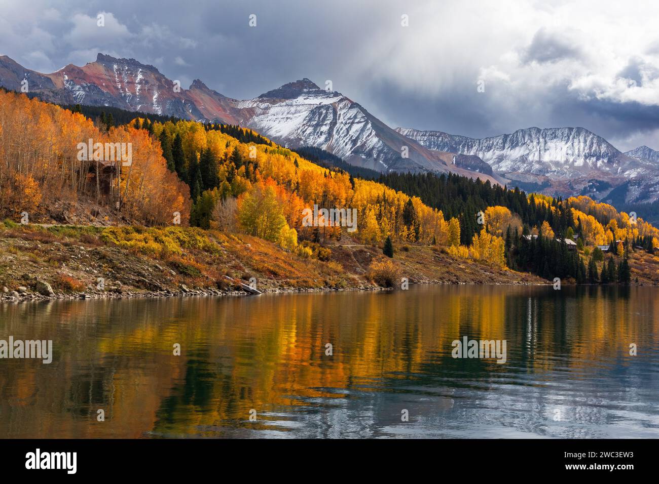 Herbstliche Landschaft mit Aspenbäumen am Trout Lake in den San Juan Mountains, Colorado Stockfoto