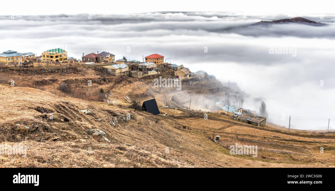 Landschaft eines Dorfes über den Wolken Stockfoto