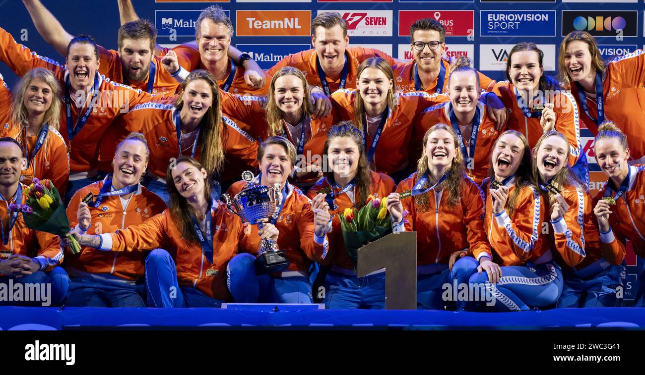 EINDHOVEN – Freude unter der niederländischen Wasserpolo-Mannschaft (Frauen) nach dem Sieg des Finales der Wasserpolo-Europameisterschaft Spaniens im Pieter van den Hoogenband Schwimmstadion. ANP-SCHLEIFMASCHINE KONING Stockfoto