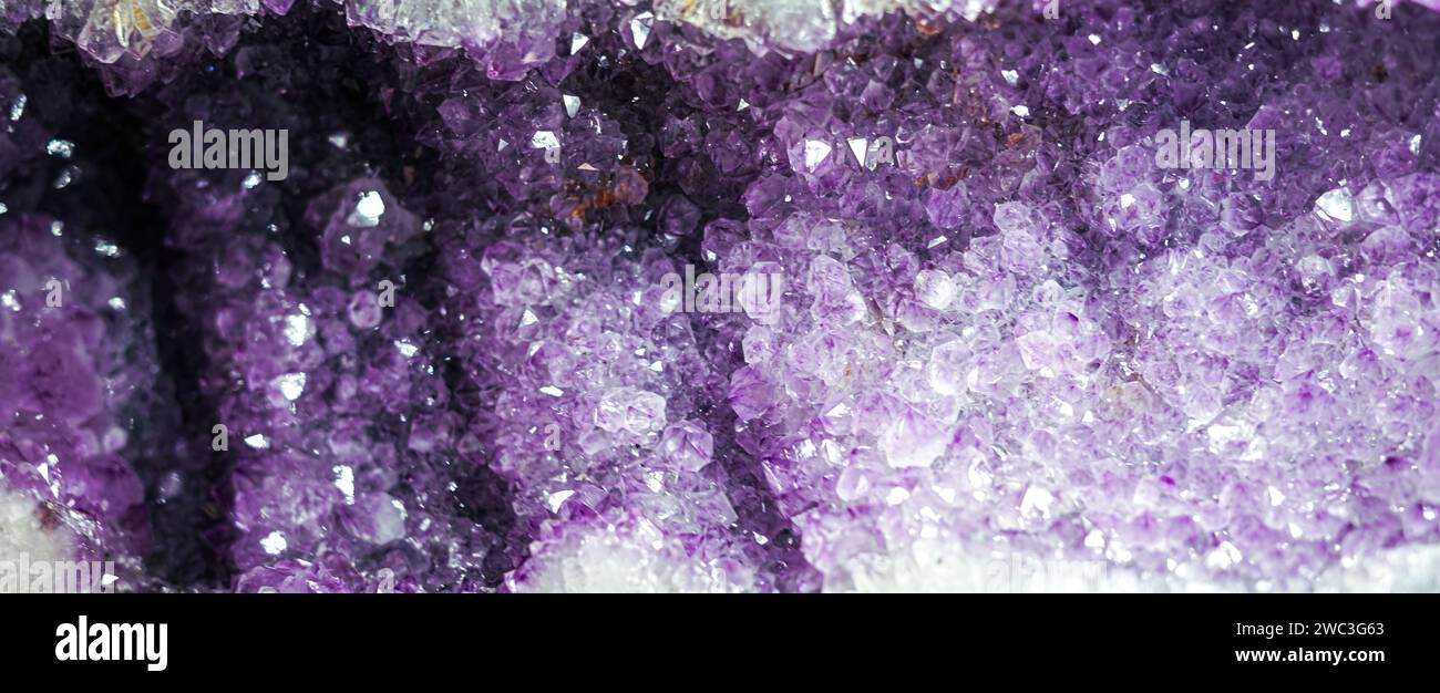 Natürlicher rauer Amethyst mit Citrinstein. Mineralaustausch. Stockfoto