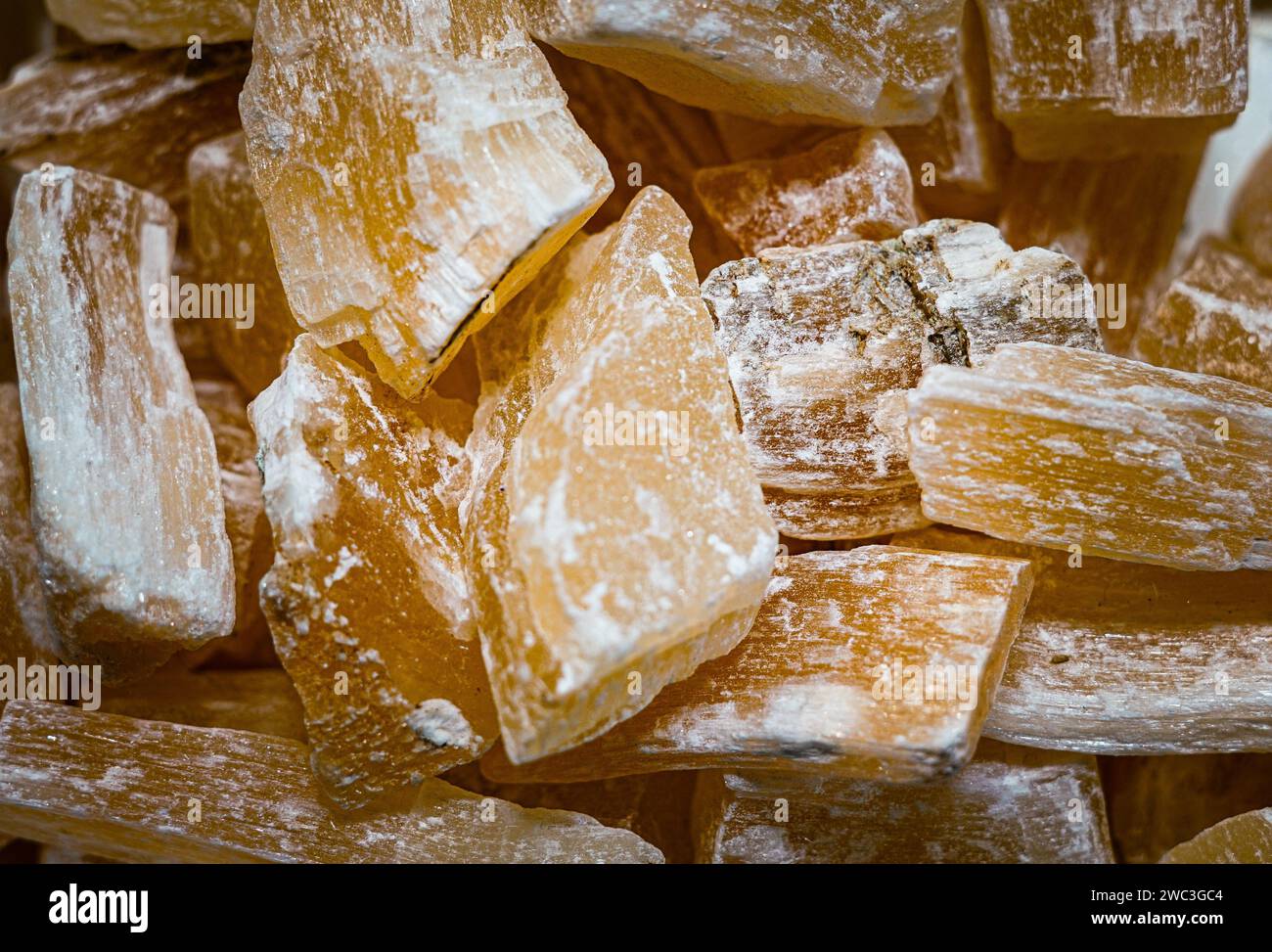 Gelbe, raue Citrinsteine. Mineralaustausch. Stockfoto