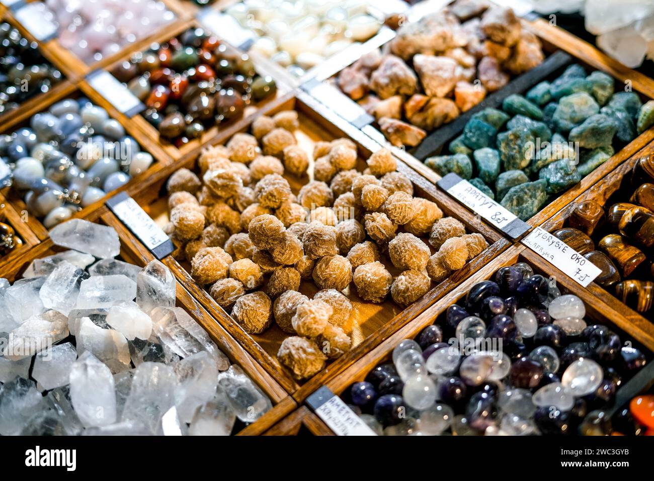 Natürlicher rauer Amethyst. Mineralaustausch. Stockfoto