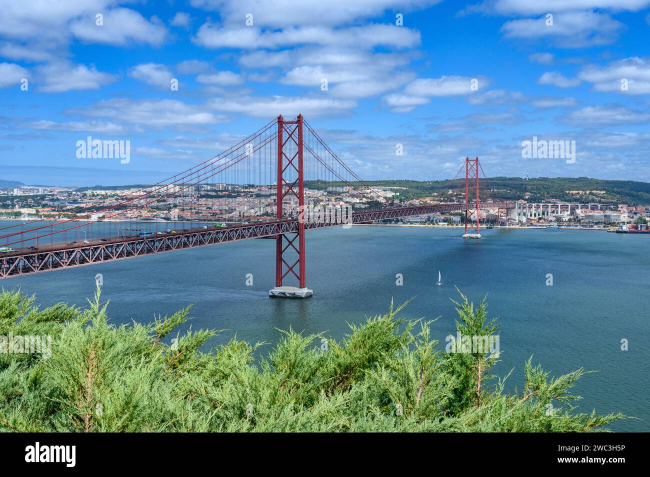 Die Brücke 25 de Abril (Ponte 25 de Abril (25. April-Brücke) verbindet die Stadt Lissabon mit der Stadt Almada über den Tejo. Stockfoto