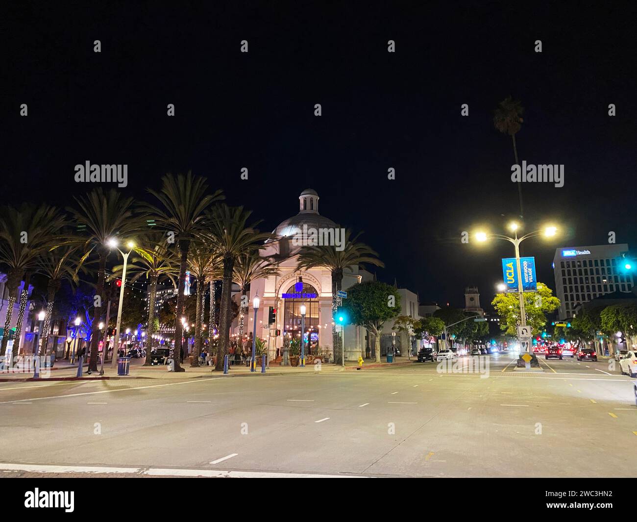 Westwood Boulevard und Broxton Brewery in Westwood, Los Angeles, Kalifornien bei Nacht Stockfoto