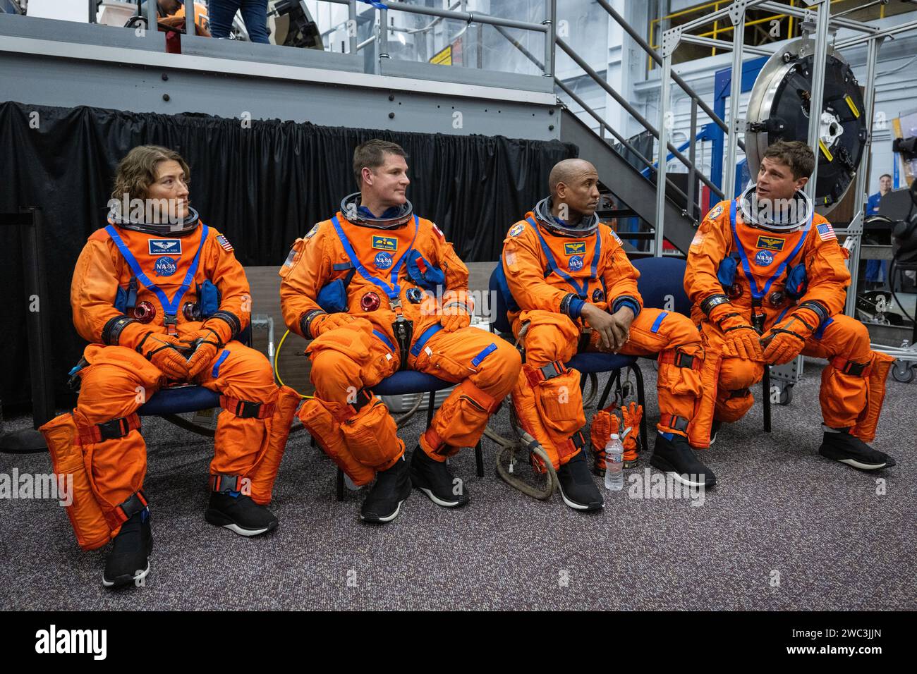 Houston, Usa. Dezember 2023. Die ARTEMIS II Prime Crew wird vor dem Ausstieg nach der Landung im Johnson Space Center am 8. Dezember 2023 in Houston, Texas, eingewiesen. Von links nach rechts: Missionsspezialistin Christina Koch von der NASA, Missionsspezialist Jeremy Hansen von der CSA, Pilot Victor Glover von der NASA und Commander Reid Wiseman von der NASA. Quelle: James Blair/NASA/Alamy Live News Stockfoto