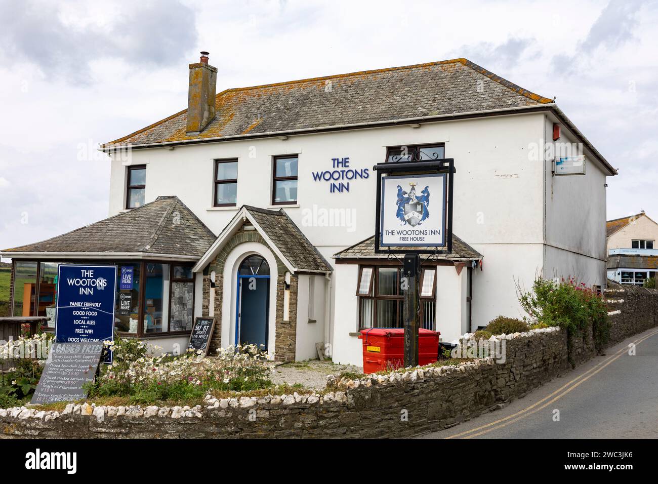 Tintagel North Cornwall, The Wootons Inn ist ein 3-Sterne-Hotel, das Speisen, Mahlzeiten und Unterkünfte im Dorf, England, Großbritannien, 2023 anbietet Stockfoto