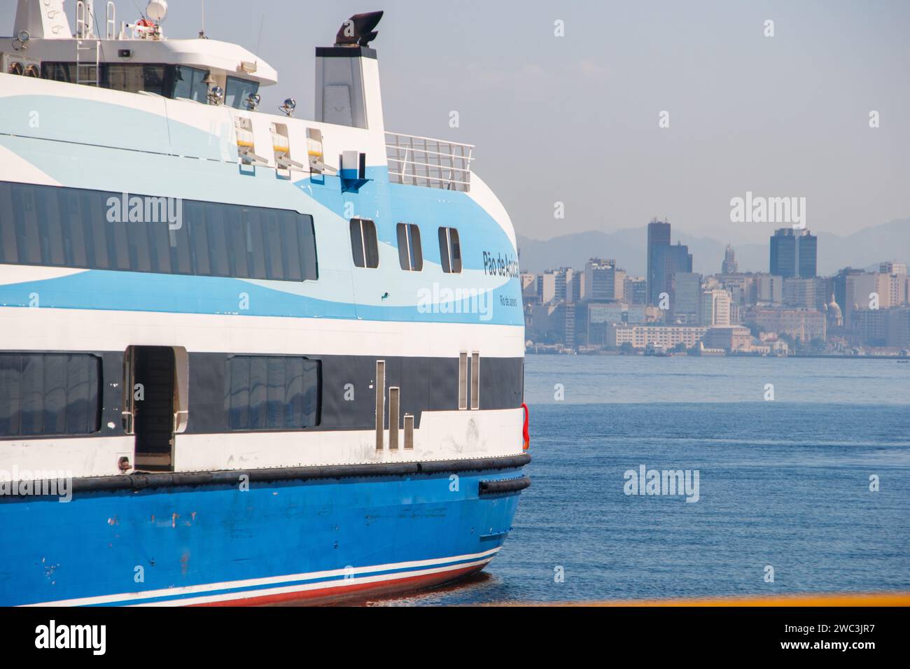 Boot Rio x Niteroi in Rio de Janeiro, Brasilien - 8. Juni 2023: Details zum Boot, das zwischen Rio de Janeiro und Niteroi fährt. Stockfoto