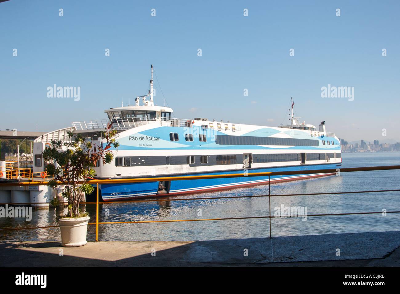 Boot Rio x Niteroi in Rio de Janeiro, Brasilien - 8. Juni 2023: Details zum Boot, das zwischen Rio de Janeiro und Niteroi fährt. Stockfoto