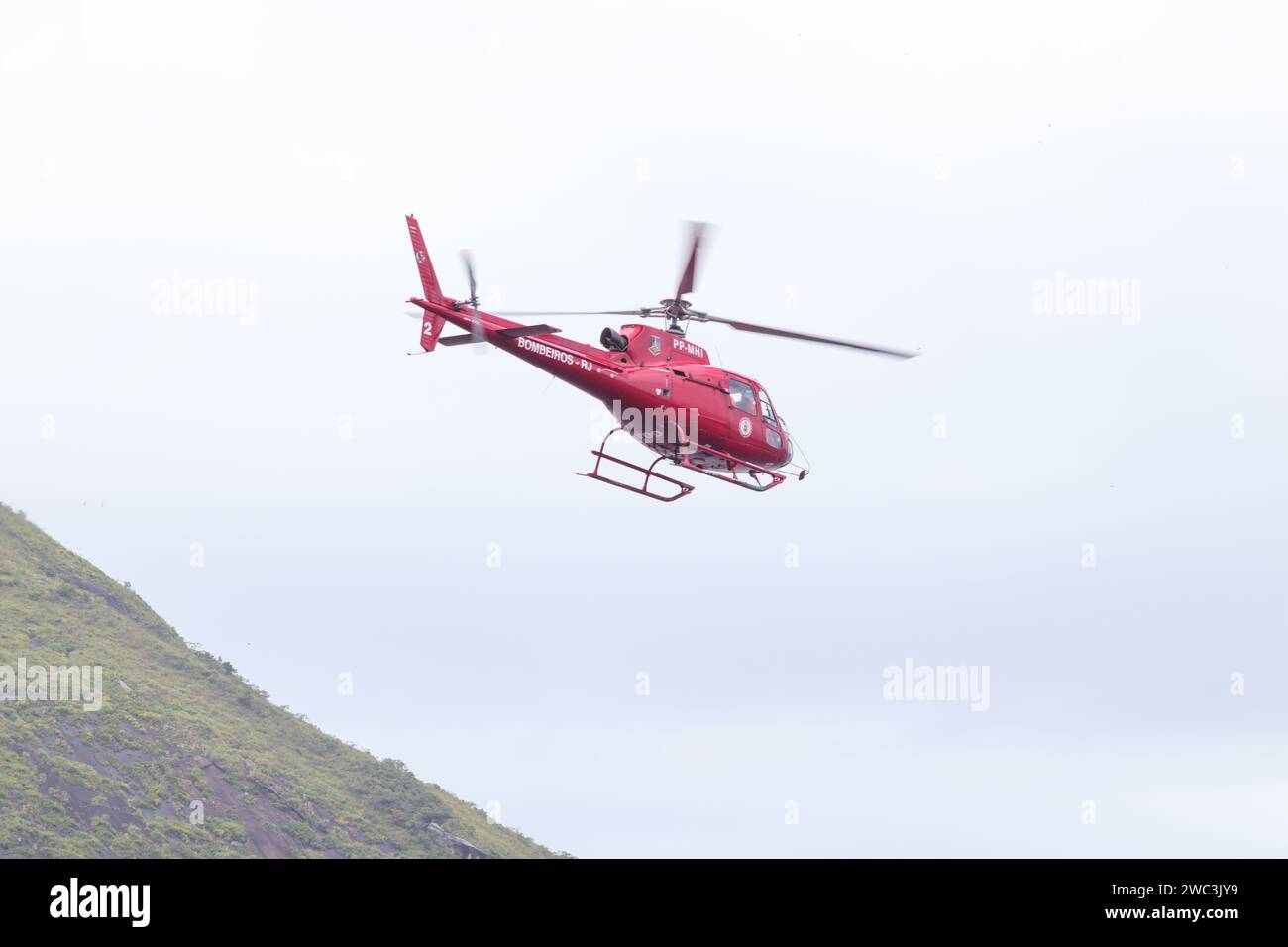 Rio de Janeiro Feuerwehrhubschrauber, Brasilien - 22. Oktober 2023: Hubschrauber der Feuerwehr startet von ihrem Stützpunkt in Rio de Janeiro. Stockfoto