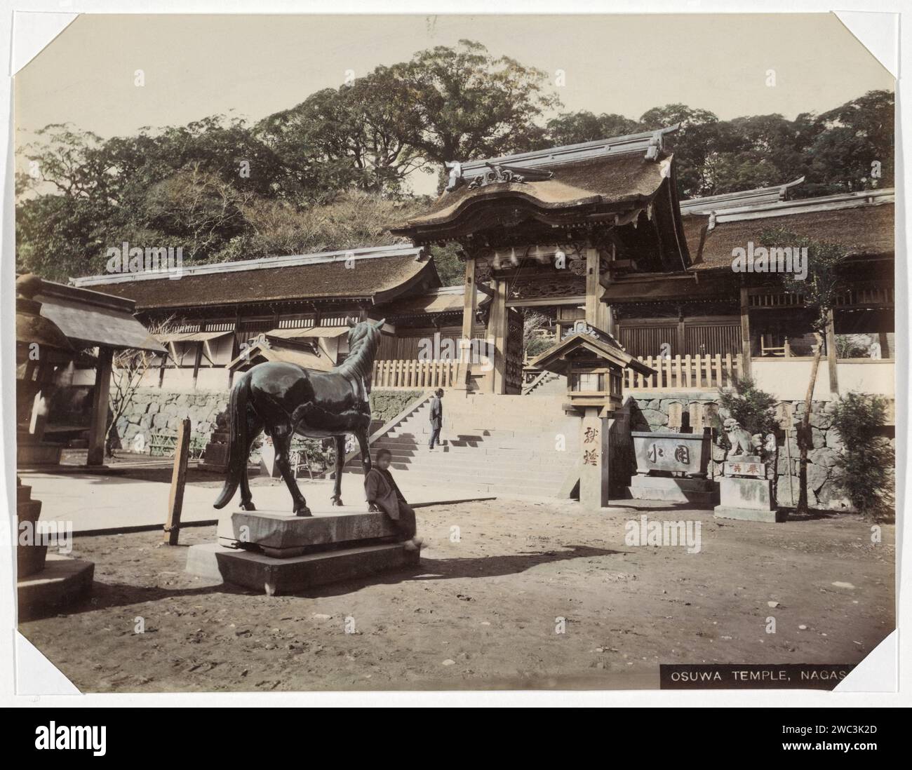 Osuwa Tempel mit heiligem Bronzepferd in Nagasaki, Anonym, 1890 - 1894 Foto Teil des Albums mit 69 Fotos einer Reise durch Japan. Nagasaki-Karton. Papier. Fotografische Unterstützung Albumendruck Tempel, Schrein  Hinduismus, Buddhismus, Jainismus Nagasaki Stockfoto