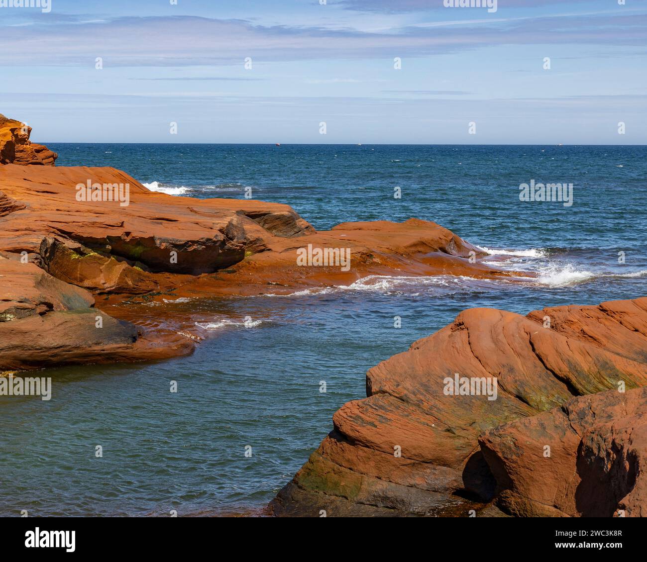 Rote Sandsteinklippen und Meer, Magdalen-Inseln, Quebec, Kanada Stockfoto