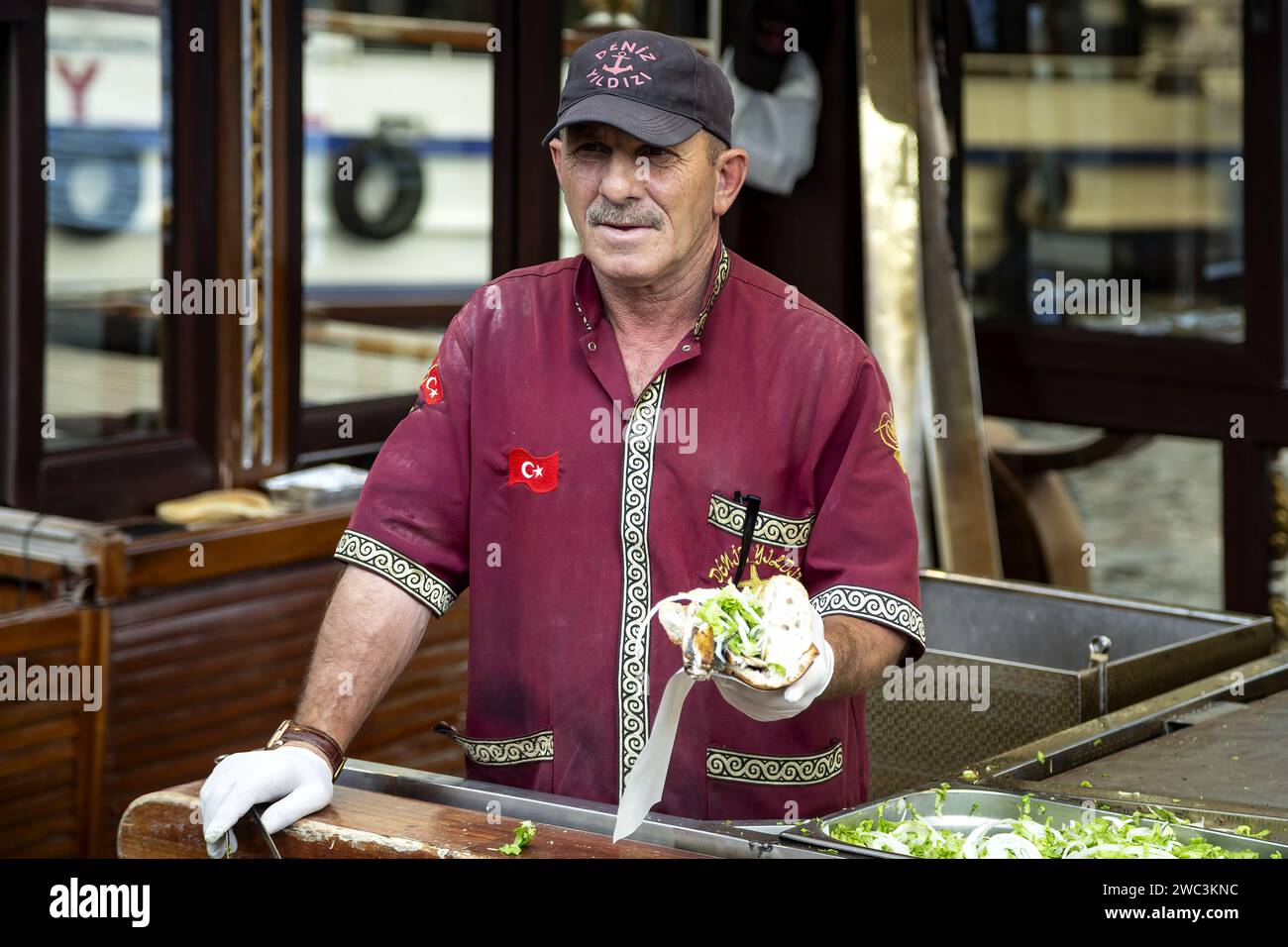 Kochen Sie im Fisch Sandwichrestaurant Boot, Eminonu, Istanbul, Türkei Stockfoto